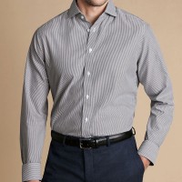 Chemise rayée noire classique avec poche – Élégance intemporelle 